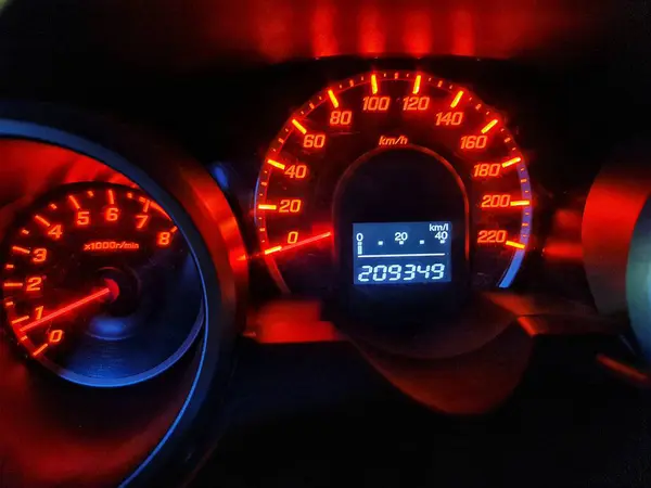 Bekasi, Endonezya 11 Nisan 2025. Aydınlatılmış araç gösterge paneli gece hız göstergesi, taksimetre ve kilometre sayacını gösteriyor, araç kullanımı ve bakımını öneriyor, otomotiv bağlantılı içerik için uygun.