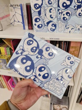 Seul, Güney Kore, 7 Kasım 2024. Myeongdong 'da. Muu ile. Yeni Kot Albüm. Sevimli Powerpuff Kızları bu pastel mavi defteri süslüyor. Hayranlar için mükemmel, kaprisli, büyüleyici bir tasarım! Tatlı ve koleksiyonluk.!