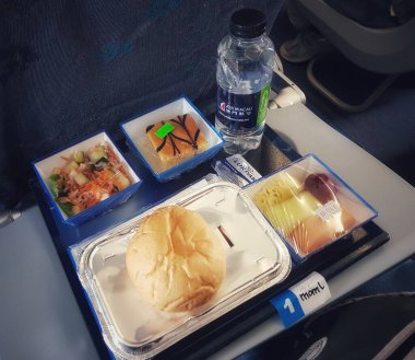 Taipa, Macau 6 Kasım 2024 'te. Air Macau 'da. Müslüman Yemeği. Helal. Basit ama çekici bir havayolu yemek tepsisi bekliyor. Taze salata, pasta, meyve, ekmek ve su uçuş sırasında ferahlatıcı ve tatmin edici bir yemek deneyimi yaratır..