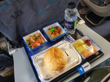 Taipa, Macau 6 Kasım 2024 'te. Bir el, içinde Air Macau 'nun 30. yıl dönümü logosu olan minimalist bir tasarım olan beyaz bir kağıt bardak tutuyor. Sessiz renkler ve basit grafikler sakin ve sofistike bir his yaratır..