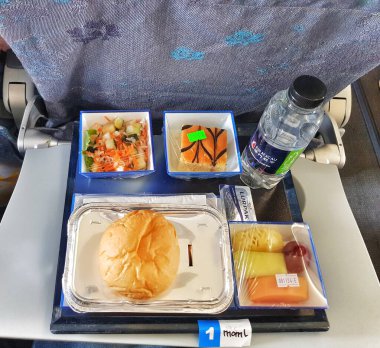 Taipa, Macau 6 Kasım 2024 'te. Air Macau 'da. Müslüman Yemeği. Helal. Basit ama iştah açıcı bir uçak yemeği bekliyor! Taze salata, lezzetli bir pasta, rulo, meyve ve su bu enfes yemek deneyimini şaşırtıcı bir şekilde lezzetli kılıyor..