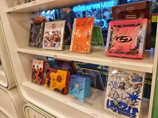 Seul, Güney Kore, 7 Kasım 2024. Myeongdong 'da. Muu ile birlikte. Her biri sanatçılar tarafından imzalanmış parlak renkli K-Pop albümlerini sergileyen bir raf. Sahne neşeli ve enerjik, canlı renkler ve hayran hatıralarıyla dolu..