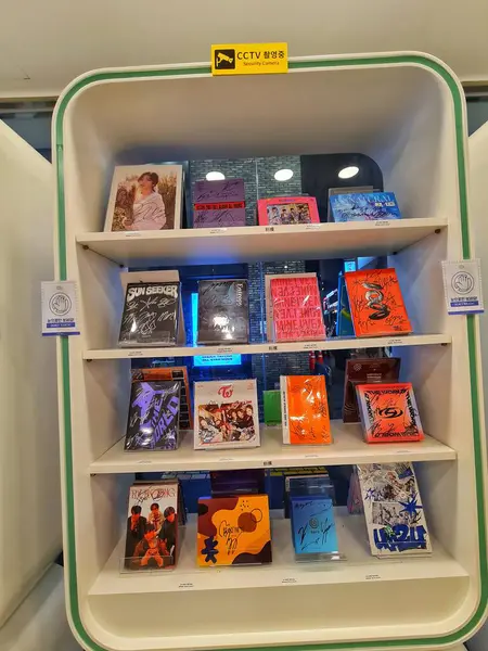 Seul, Güney Kore, 7 Kasım 2024. Myeongdong 'da. Muu ile birlikte. Modern, parlak bir sergide birçok sanatçı tarafından imzalanmış çeşitli K-Pop albümleri sergileniyor. Canlı renkler ve imzalar heyecan verici, fan merkezli bir atmosfer yaratıyor..