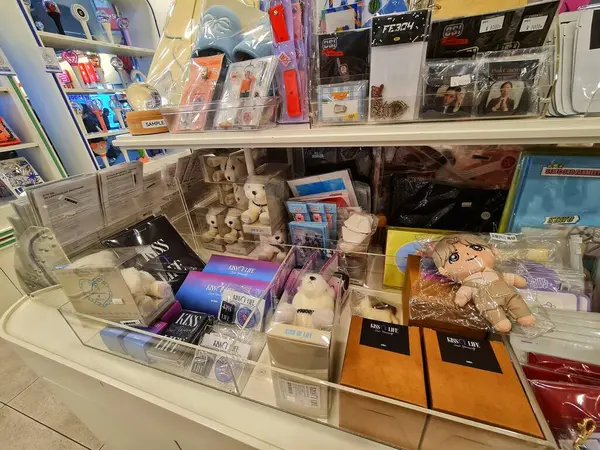 Seul, Güney Kore, 7 Kasım 2024. Myeongdong 'da. Muu ile. Canlı bir K-Pop dükkanına adım atın! Şirin peluş oyuncaklar, renkli ambalajlar ve sanatçı ürünleri rafları doldurup neşeli ve heyecan verici bir atmosfer yaratıyor..