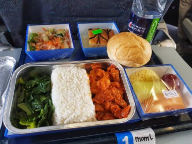 Taipa, Macau 6 Kasım 2024 'te. Air Macau 'da. Müslüman Yemeği. Helal. Lezzetli bir uçak yemeği bekliyor! İçinde lezzetli tavuk, kabarık pirinç, canlı yeşiller ve taze meyve var. Basit ama tatmin edici bir uçuş yemeği deneyimi..