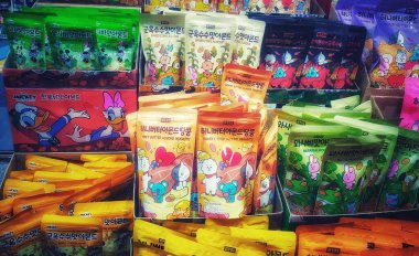 Seul, Güney Kore, 12 Kasım 2024. Tatlı çizgi film karakterlerinin yer aldığı canlı bir ballı badem atıştırmalık koleksiyonu neşeli ve neşeli bir atmosfer yaratıyor. Parlak ambalajlı tatlı ikramlar!