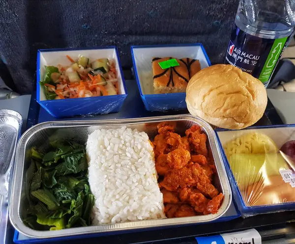 Taipa, Macau 6 Kasım 2024 'te. Air Macau 'da. Müslüman Yemeği. Helal. Tuzlu tavuk, kabarık pirinç ve canlı yeşiller uçuşta lezzetli bir yemek oluşturur. Tatlı bir pasta ve taze salata bu iştah açıcı tepsiyi tamamlar..