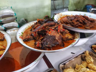 Mangut. Lezzetli bir yemek için mükemmel baharatlı ve taze balık parçalı Endonezya balık güveci. Bu otantik Endonezya tarifini bugün deneyin..