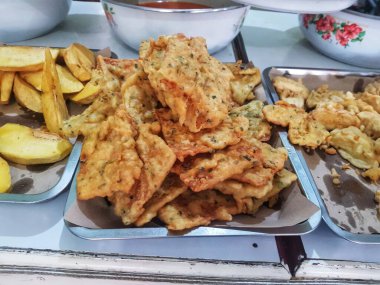 Lezzetli kızarmış tempo ve muz dilimleri lezzetli Endonezya sokak yemekleri için mükemmeldir. Bugün deneyin..