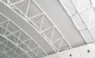 Mimari tasarım ilhamı veya ticari projeler için mükemmel çarpıcı bir metal iskeleti olan modern beyaz kıvrımlı tavan.