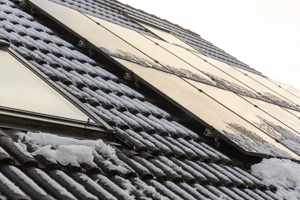 Güneş panelleri kışın bile elektrik üretir, kar ve kısa gündüz saatleri nedeniyle kışın verimlilik azalır. Soğuk hava, daha az ısınma nedeniyle güneş panellerinin performansını artırır.