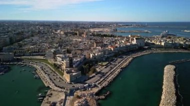 Bari bir turizm merkezi, Güney İtalya 'nın gerçek ruhu. Şehrin üzerindeki bir uçuş, Adriyatik kıyıları ve modern bölgeler olmak üzere pek çok antik meydanı gözler önüne seriyor. Turizm için en iyi yer.