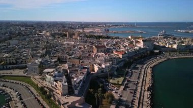 Bari bir turizm merkezi, Güney İtalya 'nın gerçek ruhu. Şehrin üzerindeki bir uçuş, Adriyatik kıyıları ve modern bölgeler olmak üzere pek çok antik meydanı gözler önüne seriyor. Turizm için en iyi yer.
