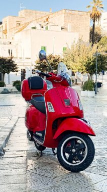 Dar italyan caddelerinde kırmızı scooter. Scooter, dar sokakları olan eski şehirlerde ana ulaşım aracı. mobiletin kolaylığı ve manevra kabiliyeti caddelerde hızlı hareket etmenizi sağlar.