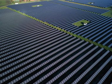 Kuzey Almanya 'da büyük bir güneş enerjisi santrali. Hava durumuna rağmen, güneş enerjisi santrali yeterli temiz enerji üretir, yeni çevre standartları, güneş panelleri drone görünümü, güneş çiftliği
