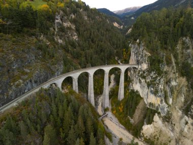 İsviçre 'de demiryolu köprüsü. Kuşbakışı görülebilen ünlü bir İsviçre demiryolu köprüsü. Popüler turizm merkezi. İsviçre 'nin ana cazibesi. İsviçre 'de seyahat kavramı