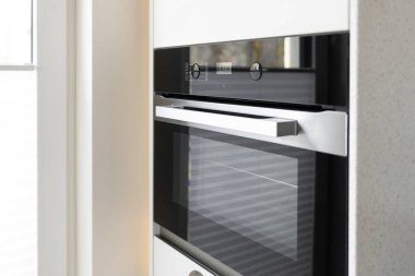 Fırına yakın çekim. Modern bir mutfakta dahili fırın. Elektrik ya da gaz fırını mutfağın önemli bir unsurudur. Mutfak elektrikli aletleri konsepti