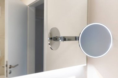 LED Banyo Aynası. Büyüteç aynası kendine bakmada yeni standartlar belirler. Makyaj ve cilt bakımı için ayna. Kişisel bakım konsepti. Işıklı ayna karanlık sabahlar için idealdir.