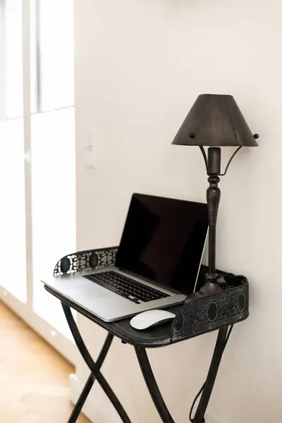 Modern bir iç mekanda dizüstü bilgisayarı olan bir işyeri