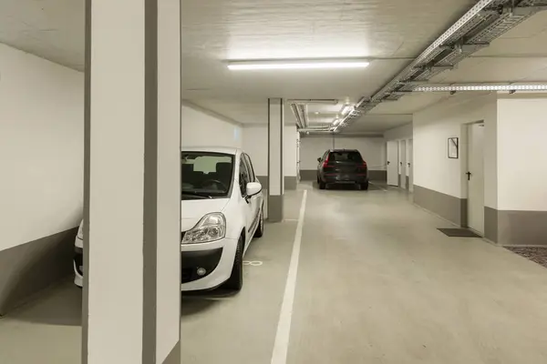 Yeraltı otoparkı. Modern yeraltı otoparkları, park yerleri ve doğrudan evinizden kullanışlı erişimler..