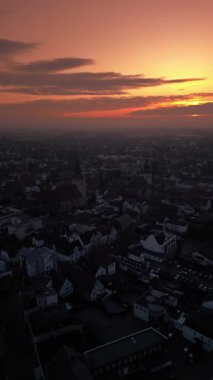 Almanya 'da küçük, samimi bir kasabada kırmızı gün batımı. Kırmızı günbatımı güneşi. Parlak kırmızı gökyüzü olan derin gölgeler. Melle, Almanya