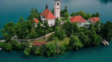 Slovenya 'daki Bled Gölü' ndeki ünlü kilise adası seyahat reklamları, seyahat acenteleri ve Avrupalı bloglar için ideal. Mahremiyet, doğal güzellik ve tarihsel önemi olan bir atmosfer taşır..