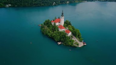 Bled Gölü, Avrupa 'nın en romantik yerlerinden biridir. Balayı ya da düğün için mükemmeldir. Bu resim romantik kaçamaklar, düğün turizmi ve lüks tatiller bağlamında kullanılabilir..