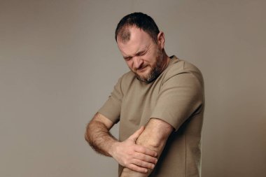  Eklem iltihabı, bursit ya da epikondilit tenis dirseği yüzünden dirsek ağrısı çekiyor. Teşhis tedavisi, fizik tedavi ya da ağrı kesici kullanımı. Hastalıklar kas iskeleti sistemi.