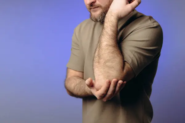 Yoğun fiziksel egzersizler, uzun antrenmanlar ya da profesyonel aktivitelerden sonra bir erkek dirseğinde sorun yaşar. Fiziksel egzersizden sonra ısınma ve iyileşme turları..