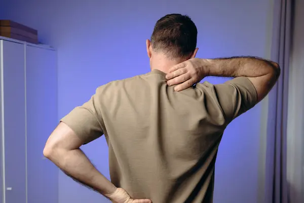 Adam bilgisayardaki uzun çalışmanın olumsuz etkisi, kötü duruş, rahatsız edici iş yeri yüzünden sırt ağrısından muzdarip. Eklem ağrısı ve sağlık sorunlarını önlemek için rahat çalışma alanı kavramı