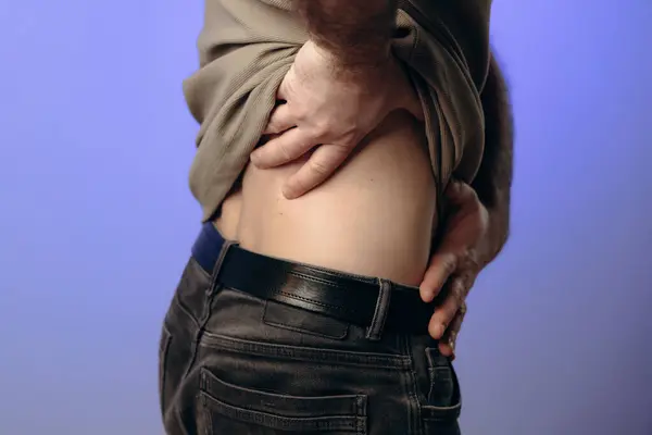 Erkek yaşla ilgili değişimler, osteokondrosis, fıtıklaşmış diskler ya da kronik omurilik hastalıkları nedeniyle sırt ağrısı yaşar. Omurga sorunları, terapi egzersizleri, fizyoterapi..