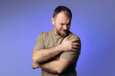 Genç erkekler, ölçülen çalışma nedeniyle eklem ve tendon sorunlarından giderek daha fazla acı çekiyor, sıkı çalışma eklem ve tendon yaralanmalarına yol açıyor. Kronik hastalıkların tedavisi konsepti