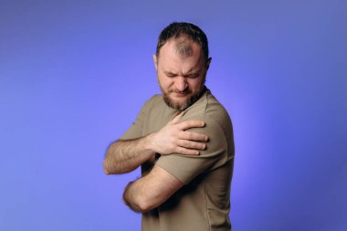 Genç erkekler, ölçülen çalışma nedeniyle eklem ve tendon sorunlarından giderek daha fazla acı çekiyor, sıkı çalışma eklem ve tendon yaralanmalarına yol açıyor. Kronik hastalıkların tedavisi konsepti