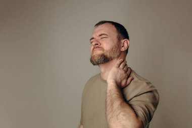 Bir erkek sırtında ve boynunda gerilmeye ve yaralanmaya neden olabilecek ağır kaldırma ya da ani hareketler nedeniyle sırt ve boyun ağrısına maruz kalır. Güvenli Çalışma Konsepti