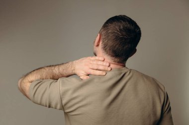 Adam bilgisayardaki uzun çalışmanın olumsuz etkisi, kötü duruş, rahatsız edici iş yeri yüzünden sırt ağrısından muzdarip. Eklem ağrısı ve sağlık sorunlarını önlemek için rahat çalışma alanı kavramı