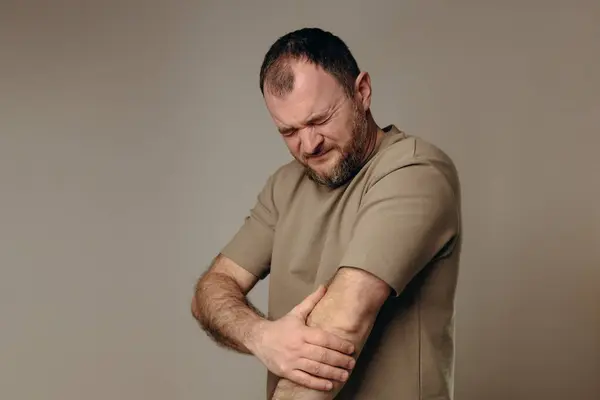  Eklem iltihabı, bursit ya da epikondilit tenis dirseği yüzünden dirsek ağrısı çekiyor. Teşhis tedavisi, fizik tedavi ya da ağrı kesici kullanımı. Hastalıklar kas iskeleti sistemi.