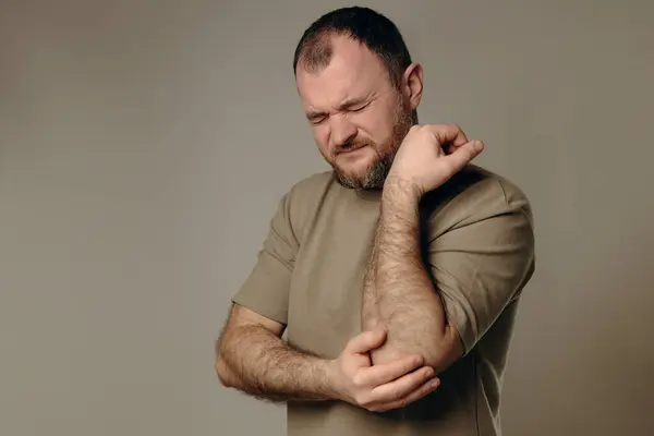  Eklem iltihabı, bursit ya da epikondilit tenis dirseği yüzünden dirsek ağrısı çekiyor. Teşhis tedavisi, fizik tedavi ya da ağrı kesici kullanımı. Hastalıklar kas iskeleti sistemi.