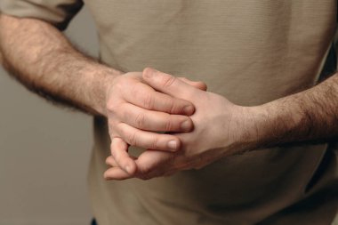 Adam kronik artritten muzdarip. Parmaklarının eklemlerinde ağrı var. Eklemlerdeki iltihaplanma, osteoartrit kıkırdak ya da romatizma eklem iltihabından kaynaklanabilir. Eller yakın plan.