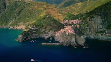 Güneşli bir akşamda Manarola köyünün hava manzarası. Ünlü Cinque Terre büyüleyici ve romantik şehirlerinin en küçüğü. İtalyan Riviera kıyı şeridi kuş bakışı, Liguria, Kuzey İtalya.