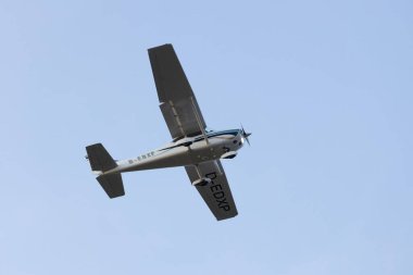 Gökyüzünde uçan tek motorlu ultrallight uçak. Eklemek için boş alan. Yüksek kalite fotoğraf