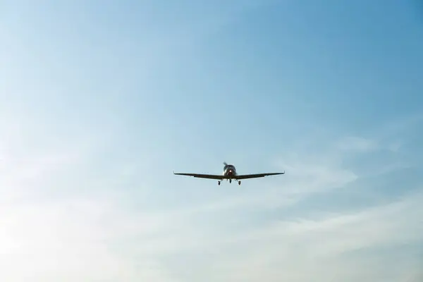 Gökyüzünde uçan tek motorlu ultrallight uçak. Eklemek için boş alan. Yüksek kalite fotoğraf