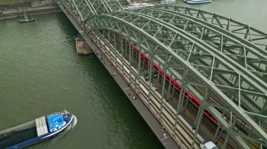 Köln 'deki Hohenzollern demiryolu köprüsünün insansız hava aracı görüntüsü, insansız hava aracı köprüde hareket halindeki bir treni çekiyor. Almanya 'nın yerini değiştirin. Yüksek kalite 4k görüntü
