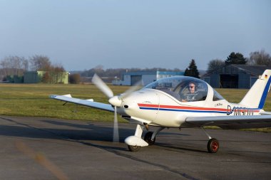 Melle. Almanya 03.09.2025 modern hafif uçak, kokpit konsepti olan makaleler, bloglar ve küçük uçak, pilot ve uçuş okullarına adanmış reklamlar. Yüksek kalite fotoğraf