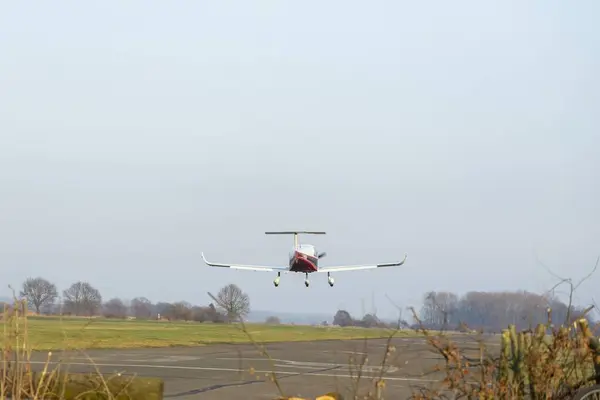 Uçak kalkıyor. Hafif bir uçak pistten kalkıyor. Boş zamanlarında küçük uçaklar, hafif uçak yolculukları. Yüksek kalite fotoğraf