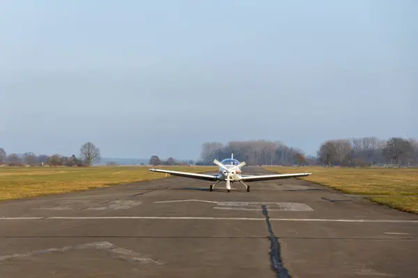 Uçak kalkıyor. Hafif bir uçak pistten kalkıyor. Boş zamanlarında küçük uçaklar, hafif uçak yolculukları. Yüksek kalite fotoğraf