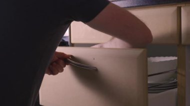 Adamın biri tornavidayla kapı kolunu söküyor. Mobilyaları yakın plan sökme işlemi. Tadilat ya da boyama için hazırlık. Yüksek kalite 4k görüntü