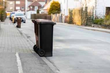 Biyolojik atık için dolu bir çöp kutusu caddenin yanındaki kaldırımda duruyor. Çöp öğütme ve geri dönüşüm için biyolojik atıkların atıldığı gün. Alternatif enerji kaynakları kavramı. Biyolojik gaz. Yüksek kalite fotoğraf