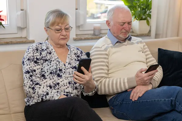 Eski nesil ellerinde telefonlarla oturarak zaman geçiriyor. Çok yakınlar ama birbirleriyle konuşmuyorlar. Modern dünyada uzun vadeli ilişkiler ve zorluklar kavramı. Yüksek