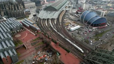Köln, Almanya, 10.02.2025. Köln tren istasyonu. Şehir merkezinde birçok platformu ve rayları olan büyük bir istasyon vardır. Tren istasyonunun trenli havadan görüntüsü. Yüksek kalite 4k görüntü