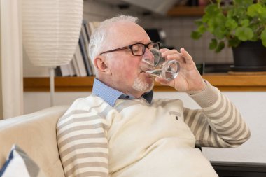 Evde Su İçen Adam. Yüksek kalite fotoğraf